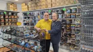 El alcalde de A Guarda visita el nuevo comercio local El Mundo de los Mini Coches