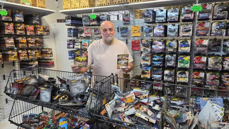 La tienda de A Guarda en la que caben 30.000 minicoches